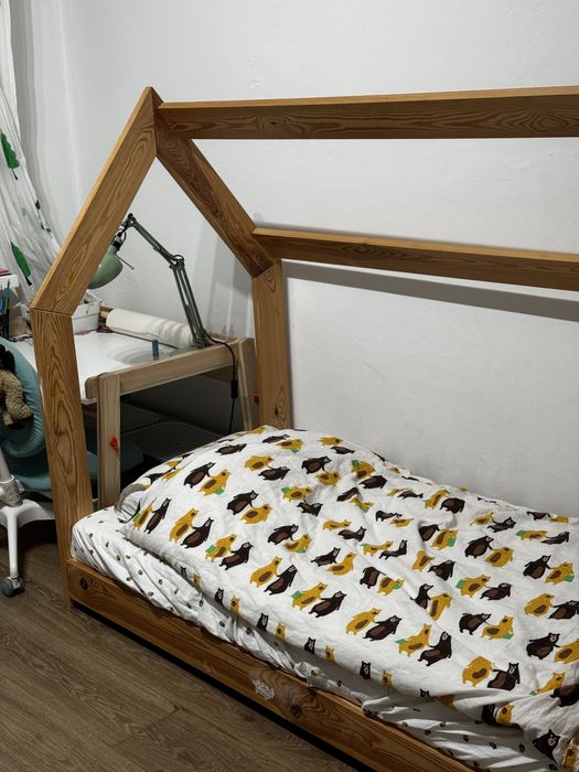 Łóżko domek, materac i regał