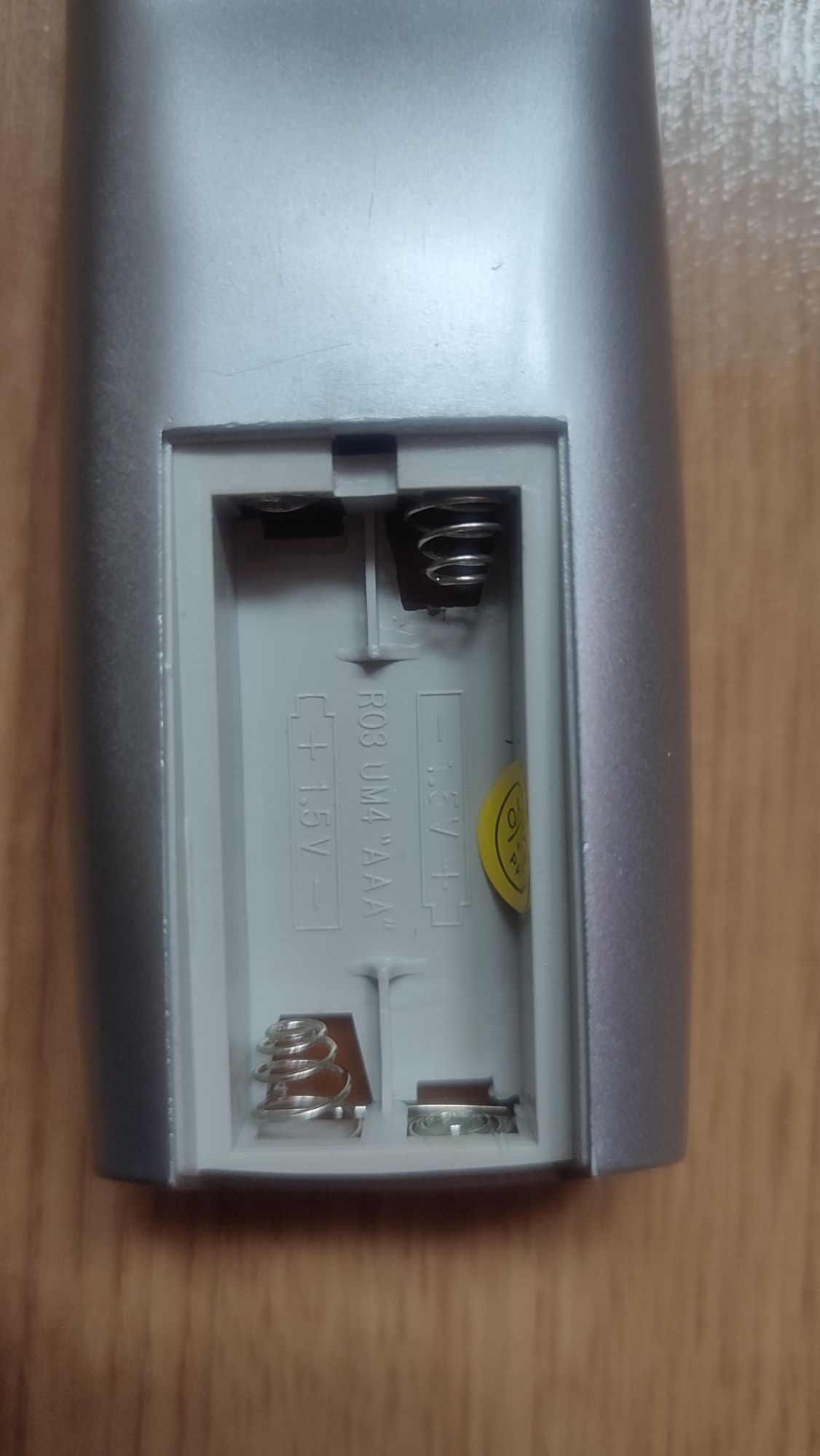 Pilot do telewizora uniwersalny model RM-950E