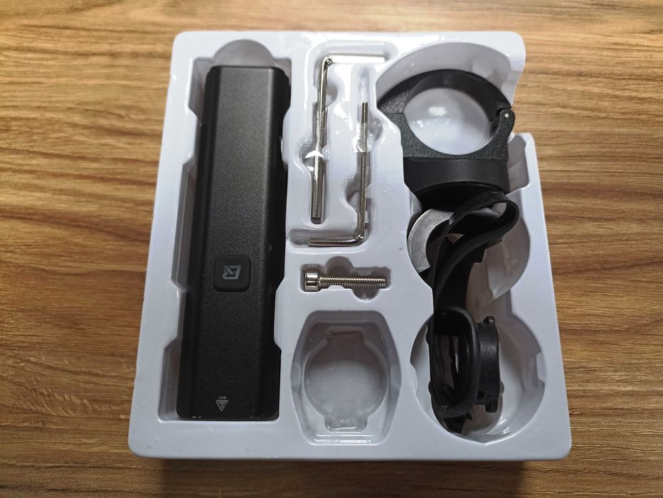 Przednia lampka rowerowa LED -  super jasna - 1000lm - ROCKBROS - NOWA