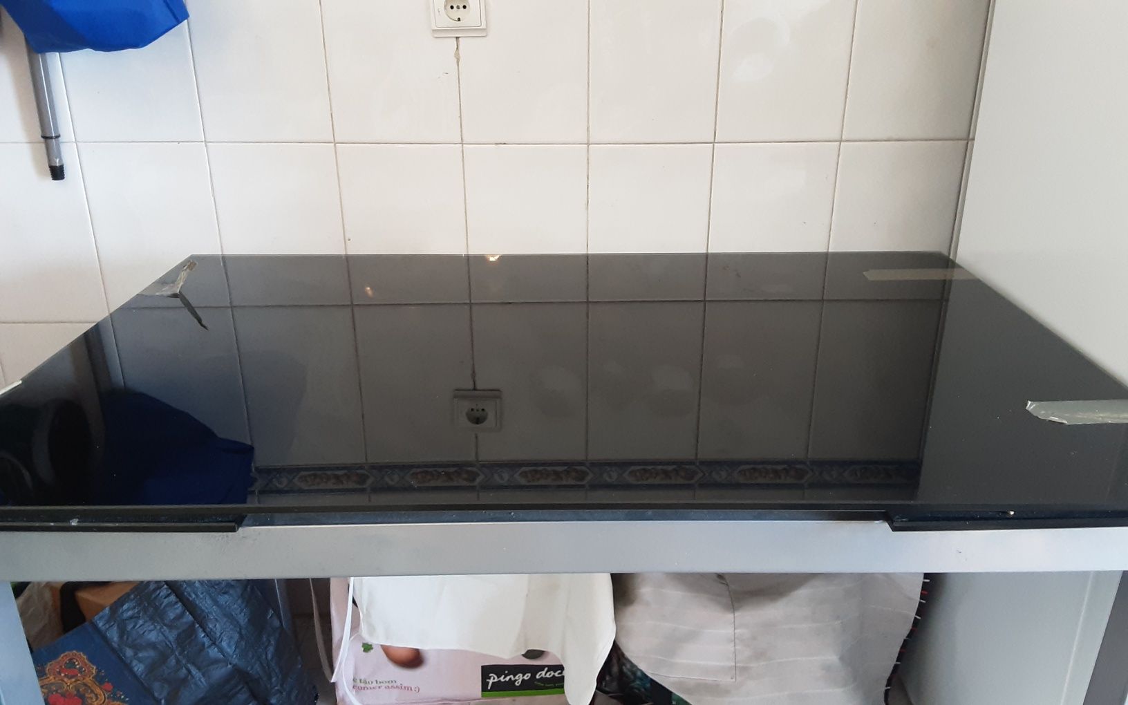 Mesa com tampo em vidro