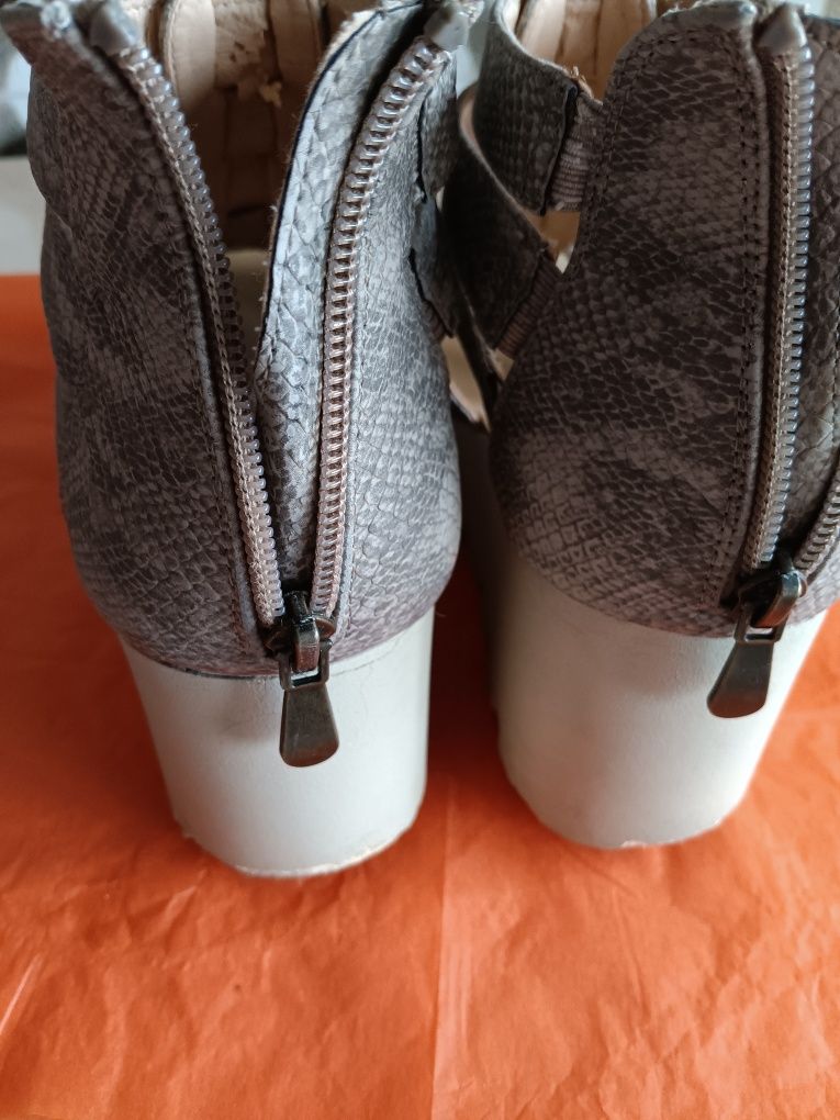 2 pares de ténis ÷ umas sandálias de senhora Pepe Jeans