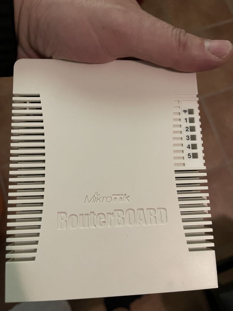 Vendo router MikroTik 9516 2hnd