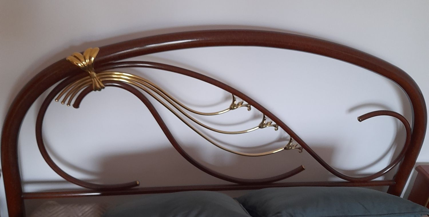 Cama de casal completa (inclui estrado, colchão e colcha a estrear)