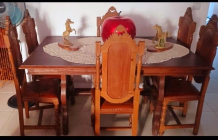 Vendo mesa trabalhada original