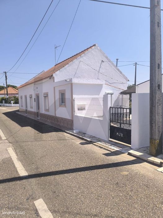 Duas moradias T2 em terreno de 496m2