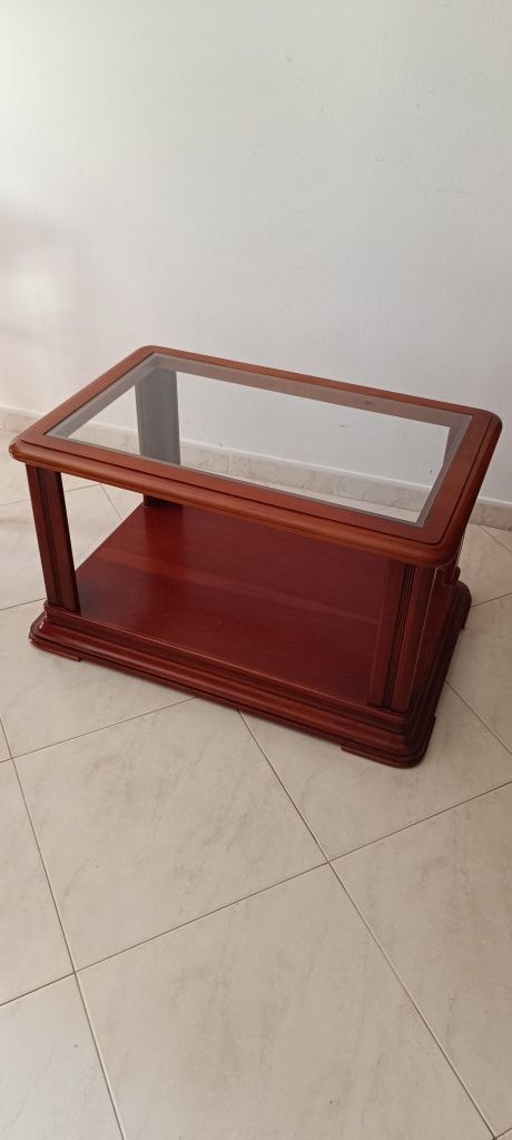 Mesa de centro com tampo em vidro