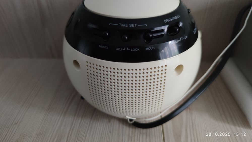 Радиоприемник ,часы, будильник Panasonic RS-70 (Made in Singapore)