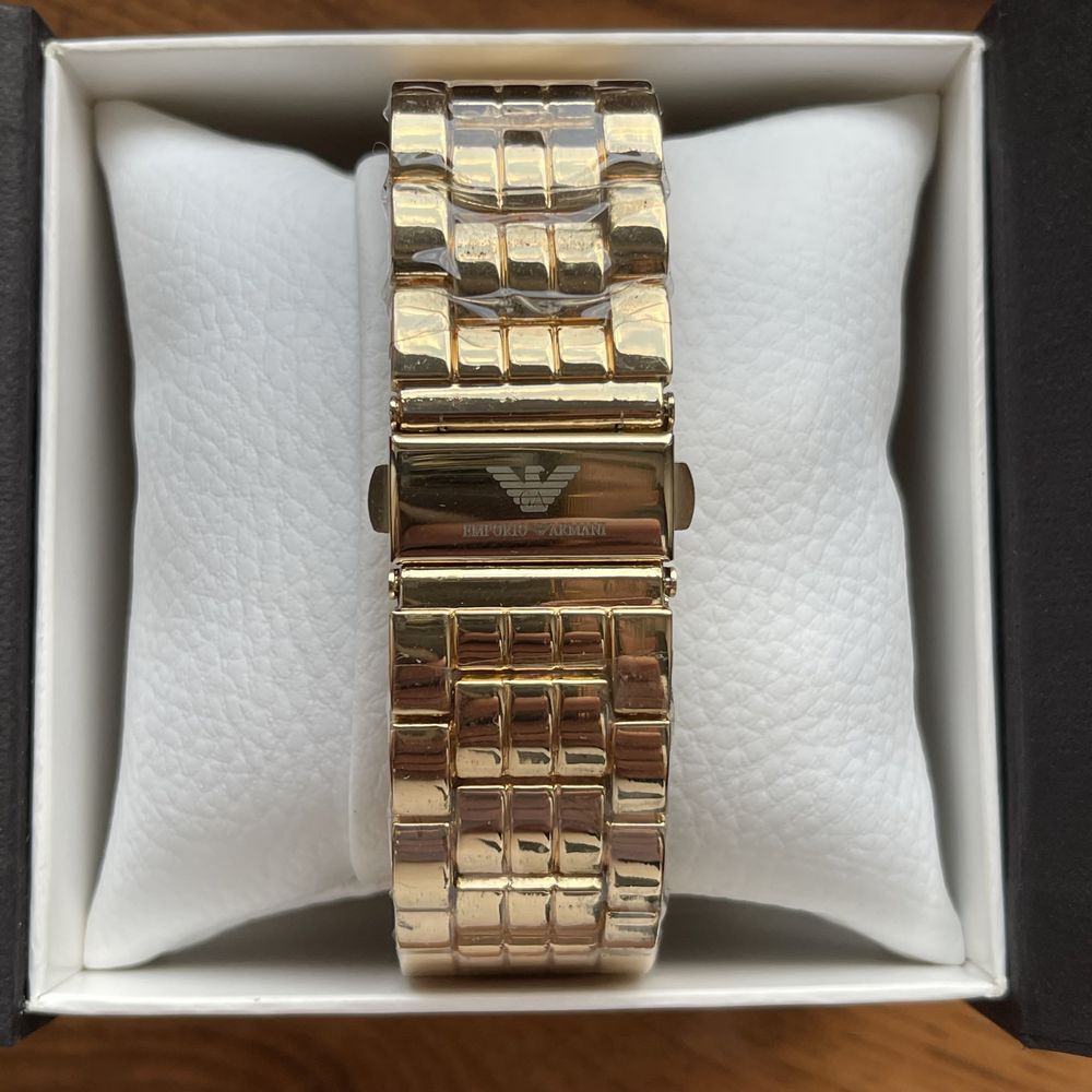 Чоловічий годинник Armani на браслеті золотистого кольору