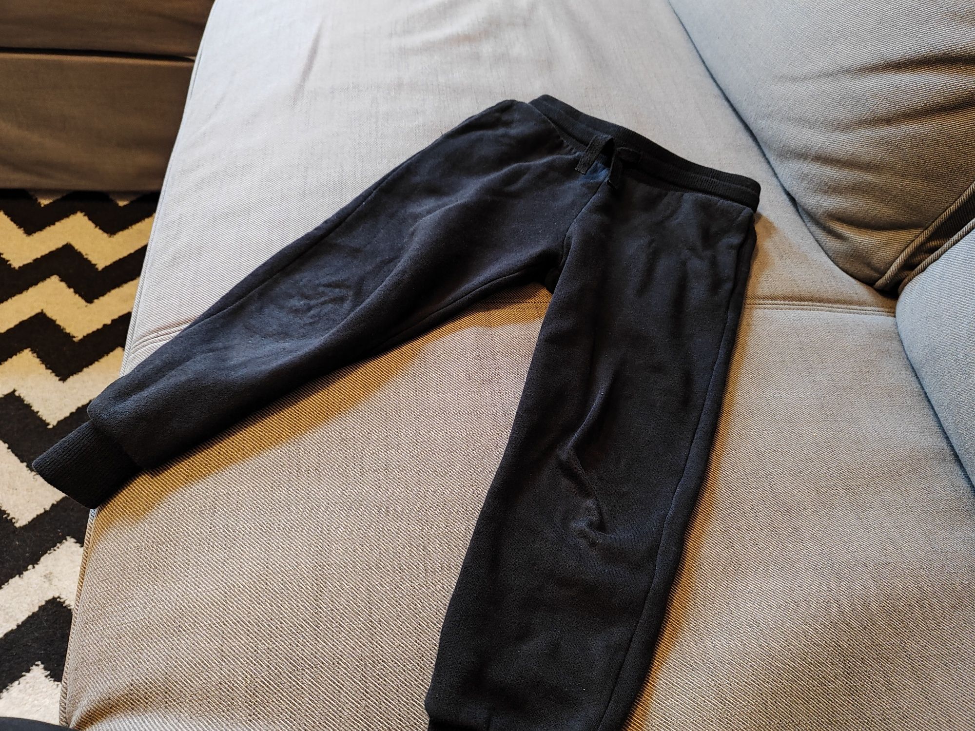 Czarne spodnie dresowe H&M 110