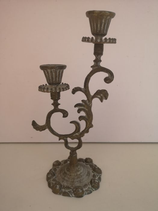 Metalowy świecznik z kwiatowym motywem