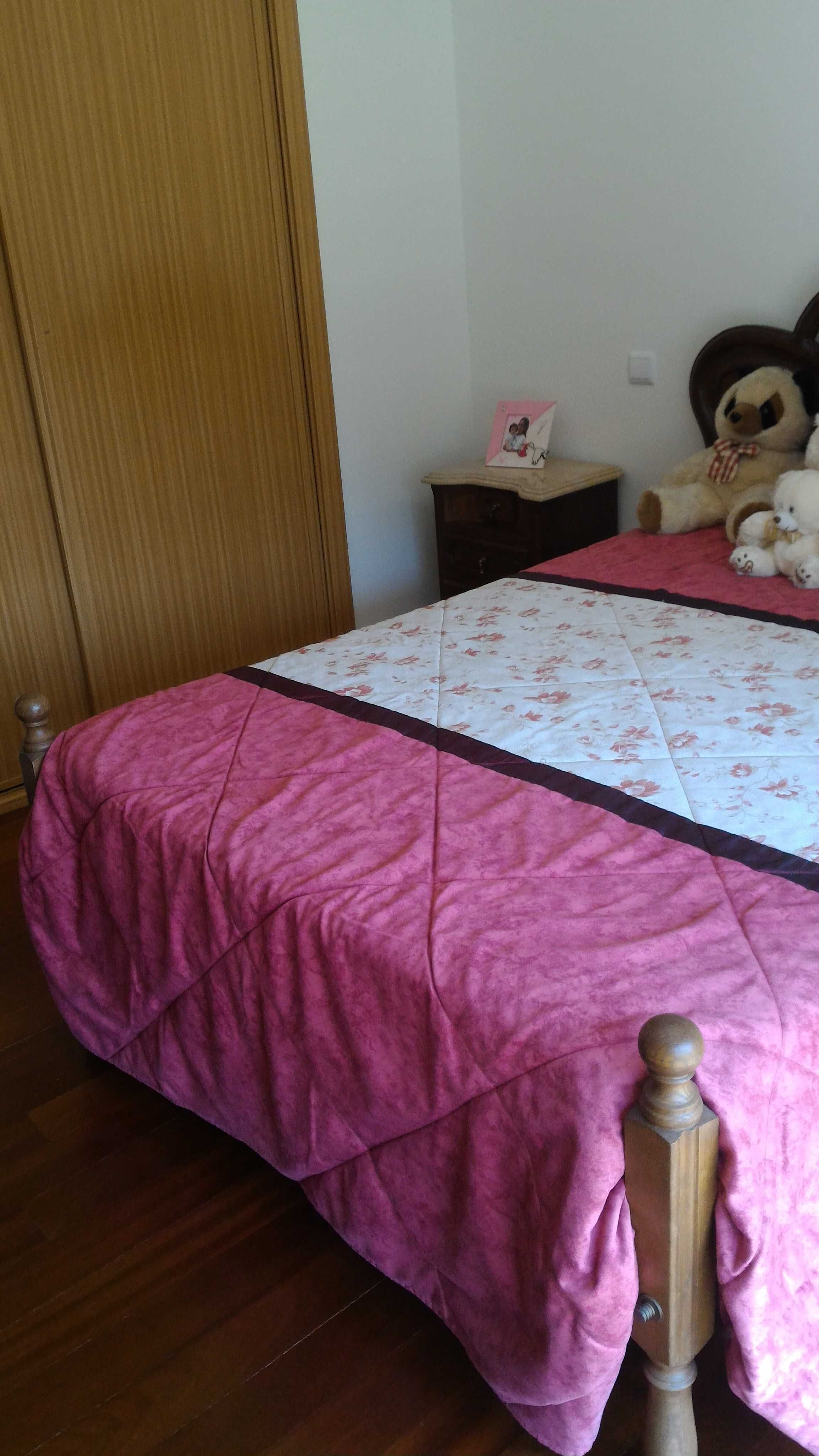 Mobília de quarto de casal em madeira