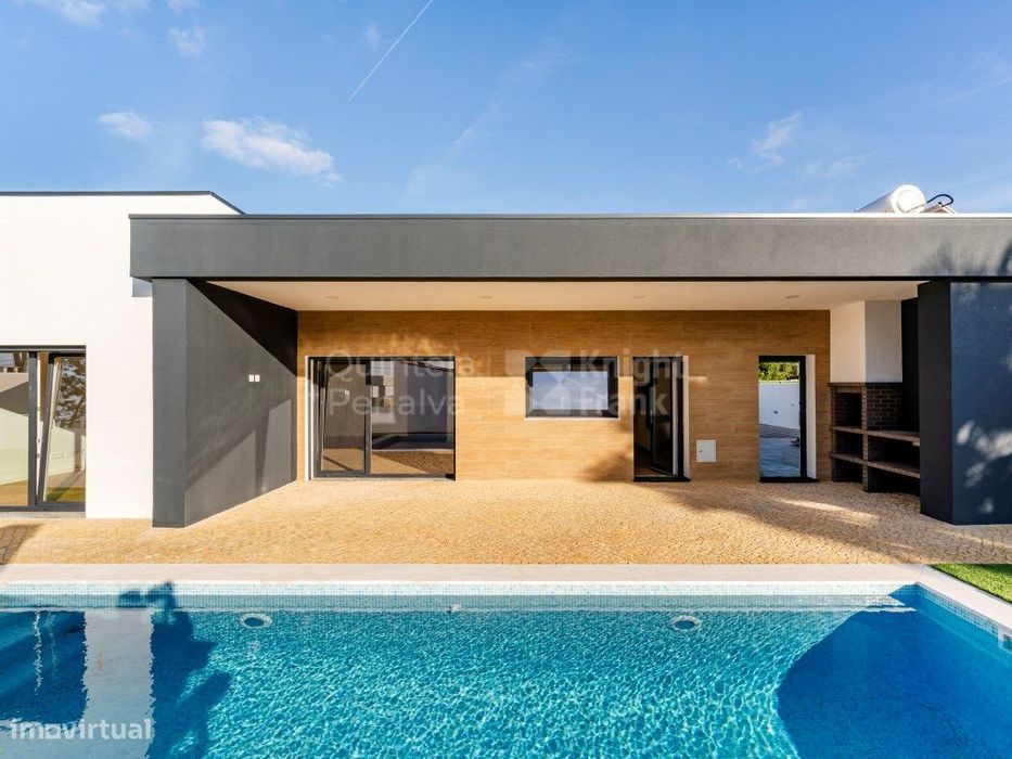 Moradia independente T4 com jardim e piscina em Azeitão