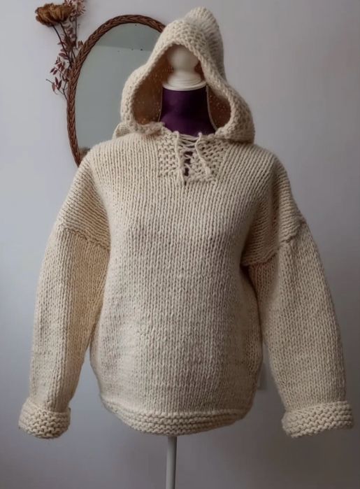 Wełniany sweter z kapturem