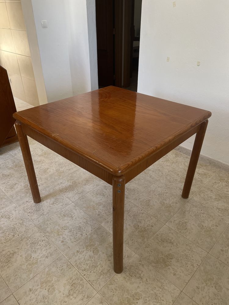 Mesa de madeira quadrada