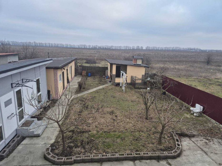 Продаж земельної ділянки із будівлями