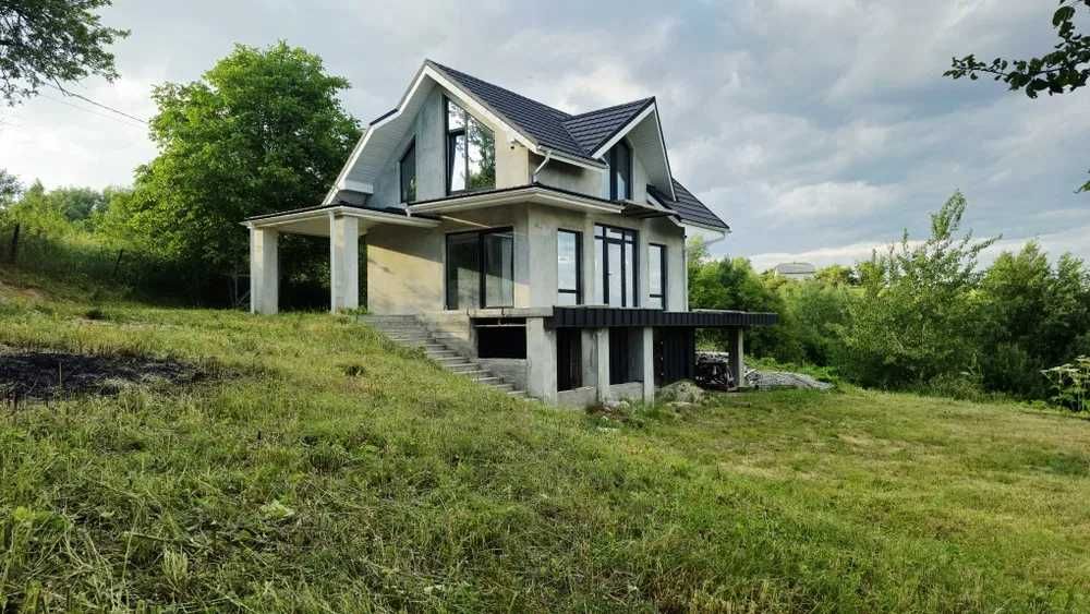 Продаж будинку з великою земельною ділянкою