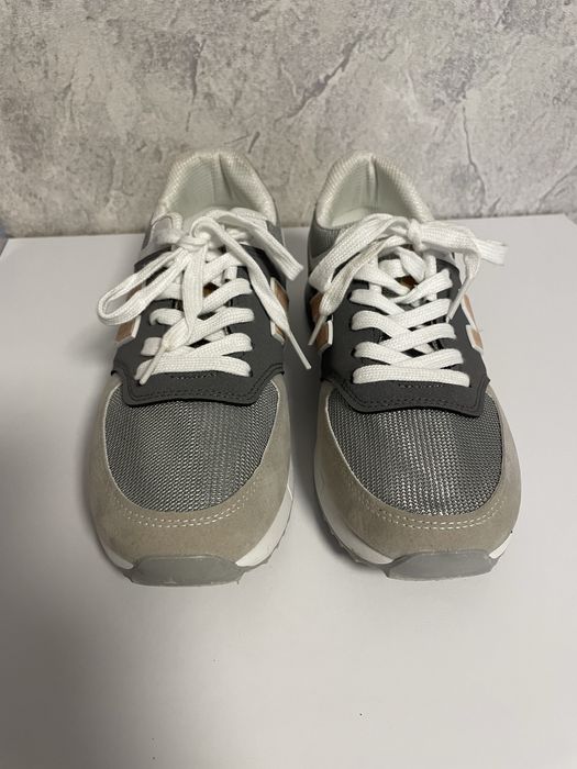 Продам новые женские кроссовки