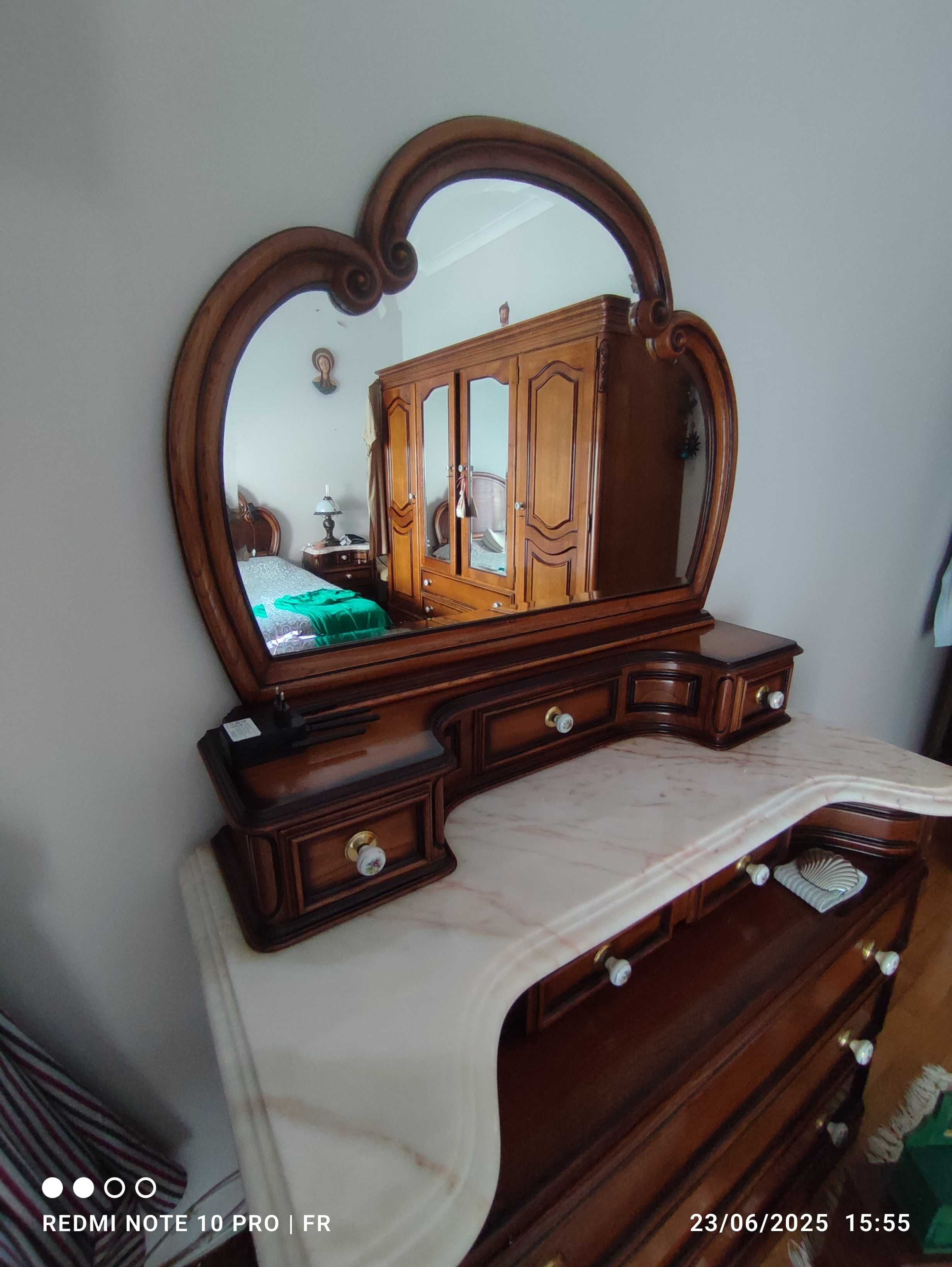 Mobília de quarto completa em madeira maciça.