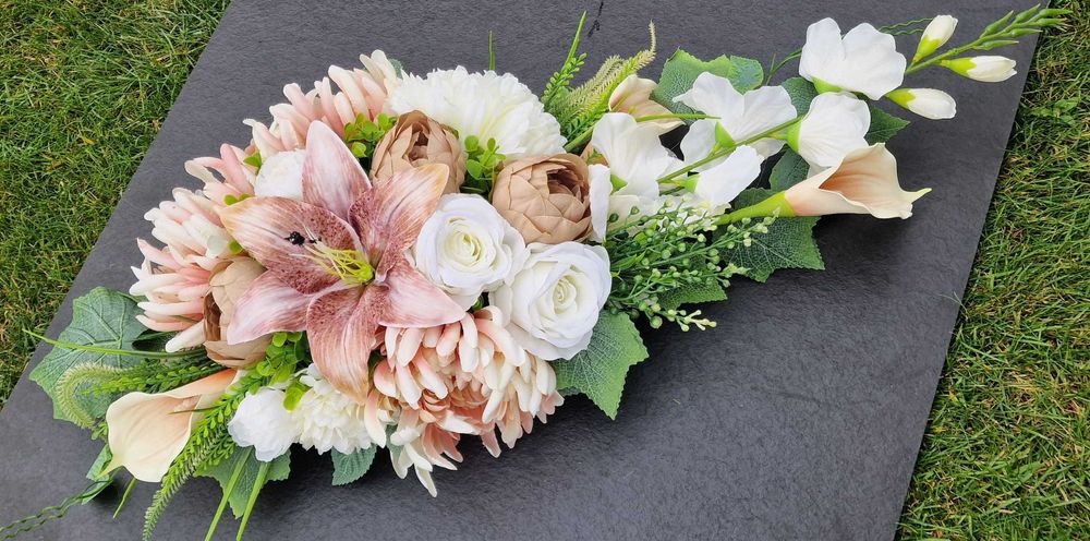 Kompozycja kwiatowa na grób cmentarz stroik ikebana Z357