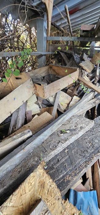 Oddam drzewo, stare deski suche