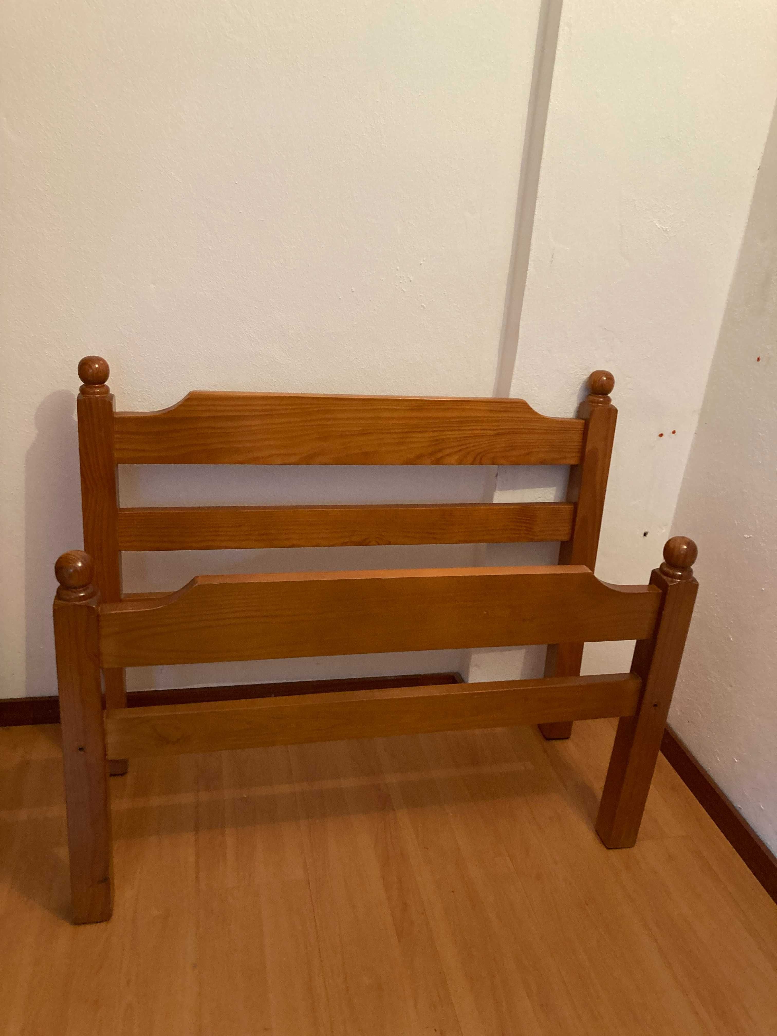 Mobília de quarto de solteiro em pinho