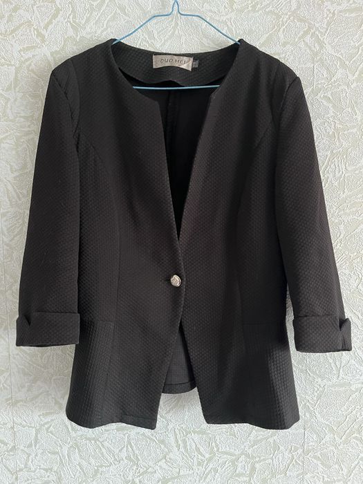 Жіночий приталений жакет