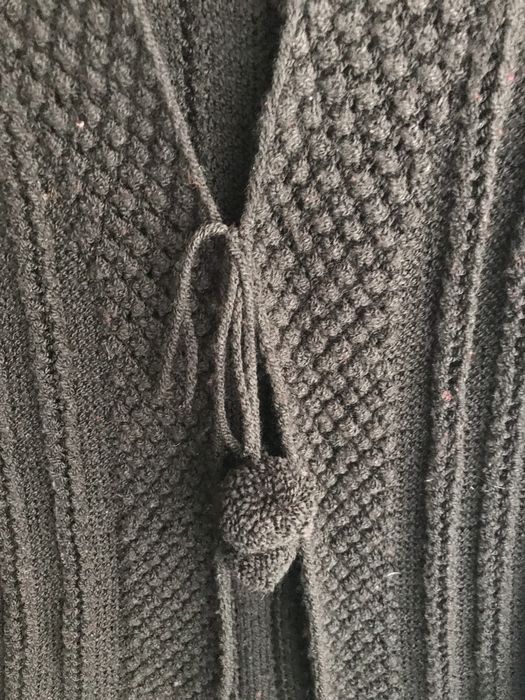 Вязаний жилет на завязках