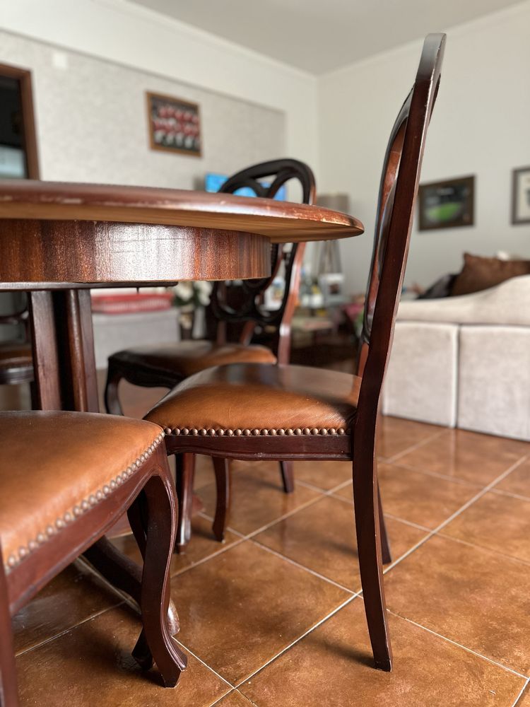 Mesa de Jantar Redonda + 5 Cadeiras