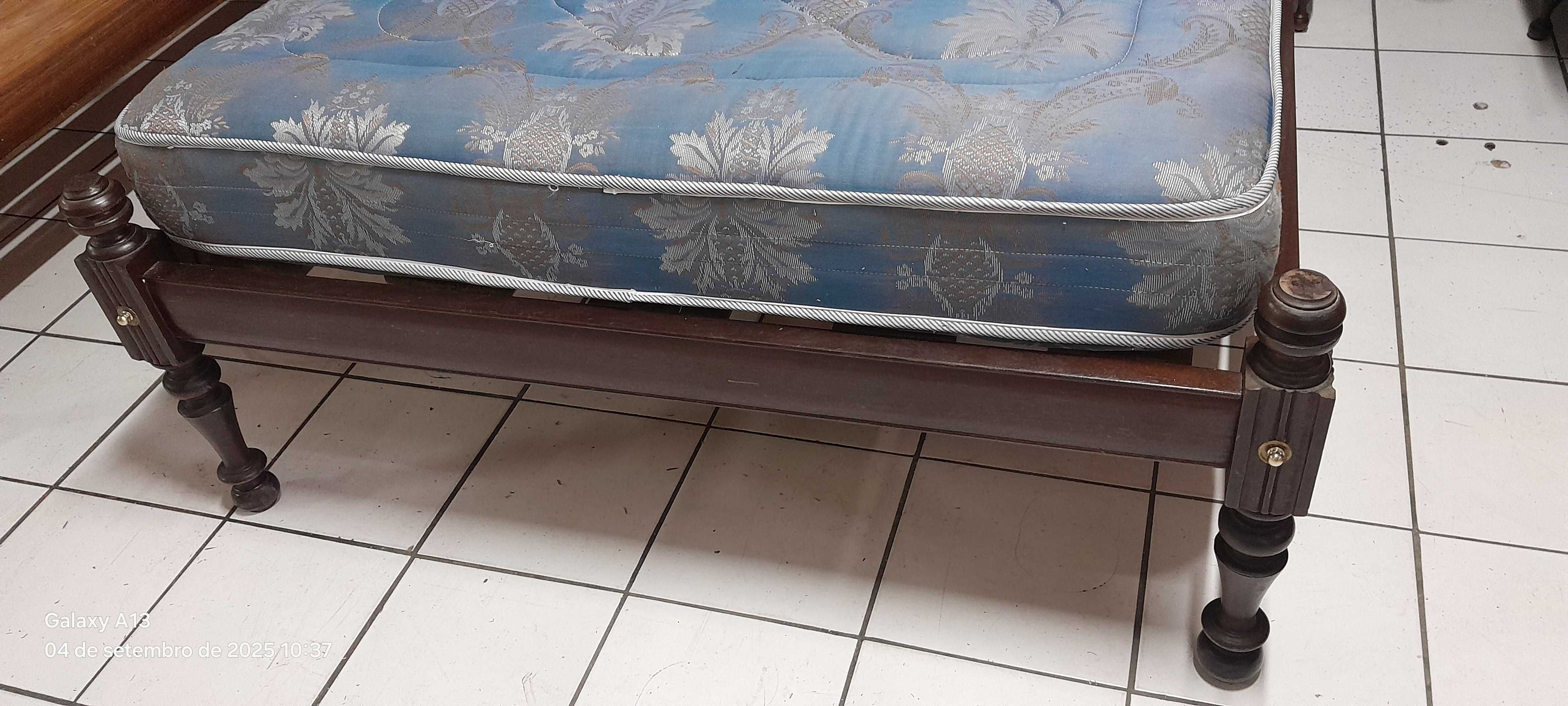 Cama de casal e 2 mesinhas de cabeceira