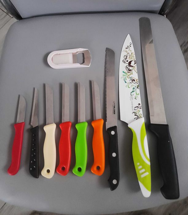Zestaw różnych noży do krojenia-pieczywa, wędlin, warzyw, owoców