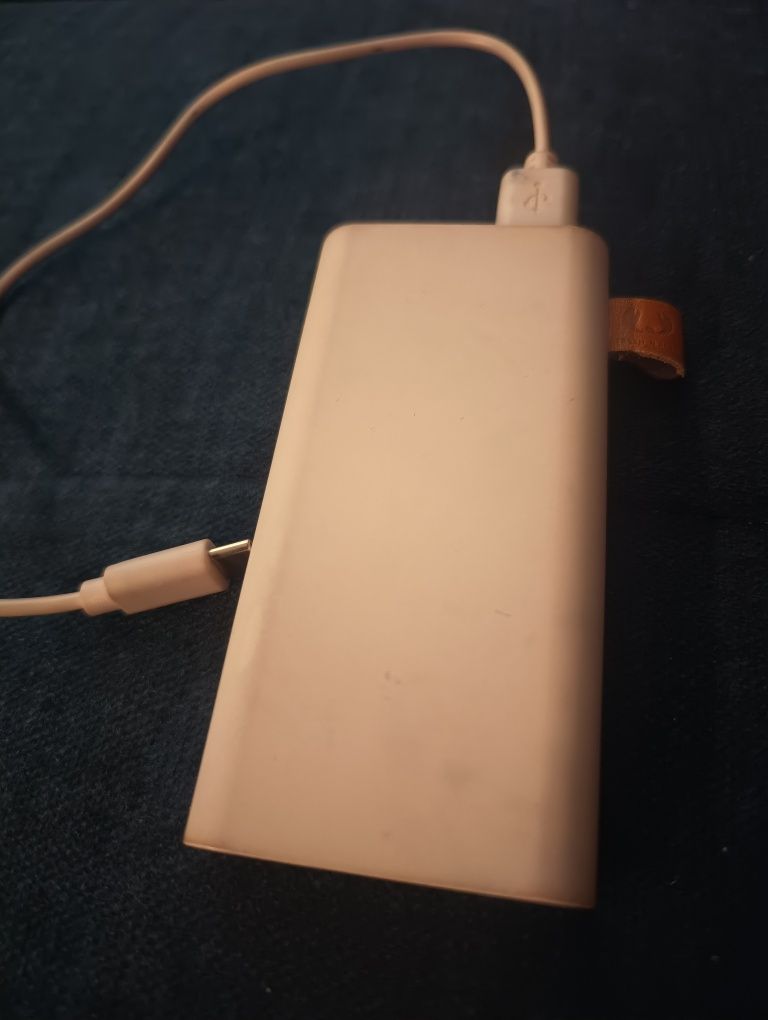 Różowy powerbank 6000mAh idealny do torebki