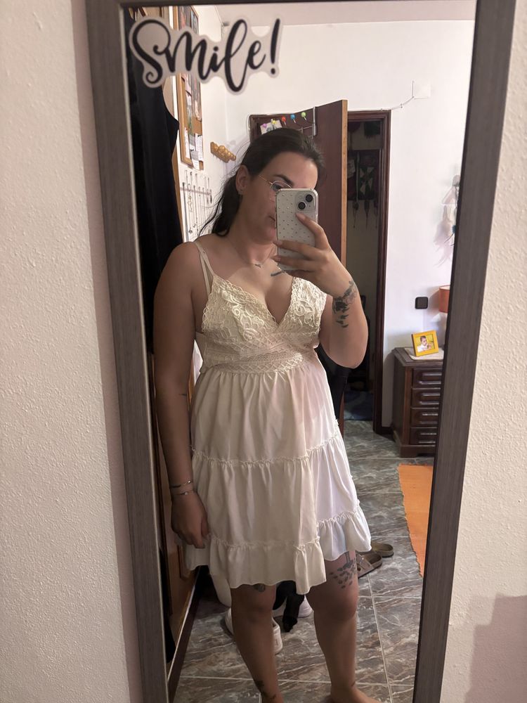 Vestido com renda e laço atras