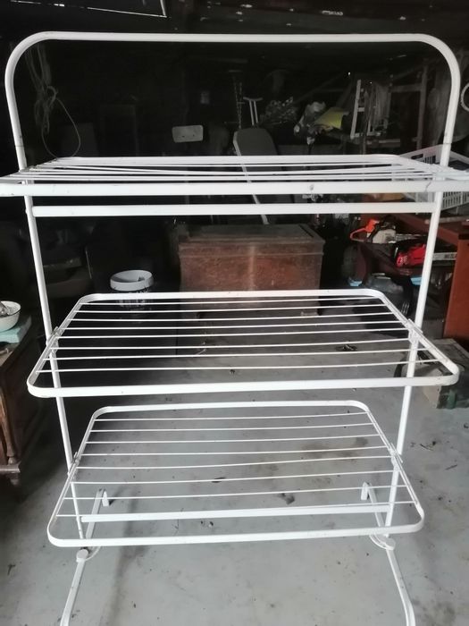 Expositor com prateleiras, branco.