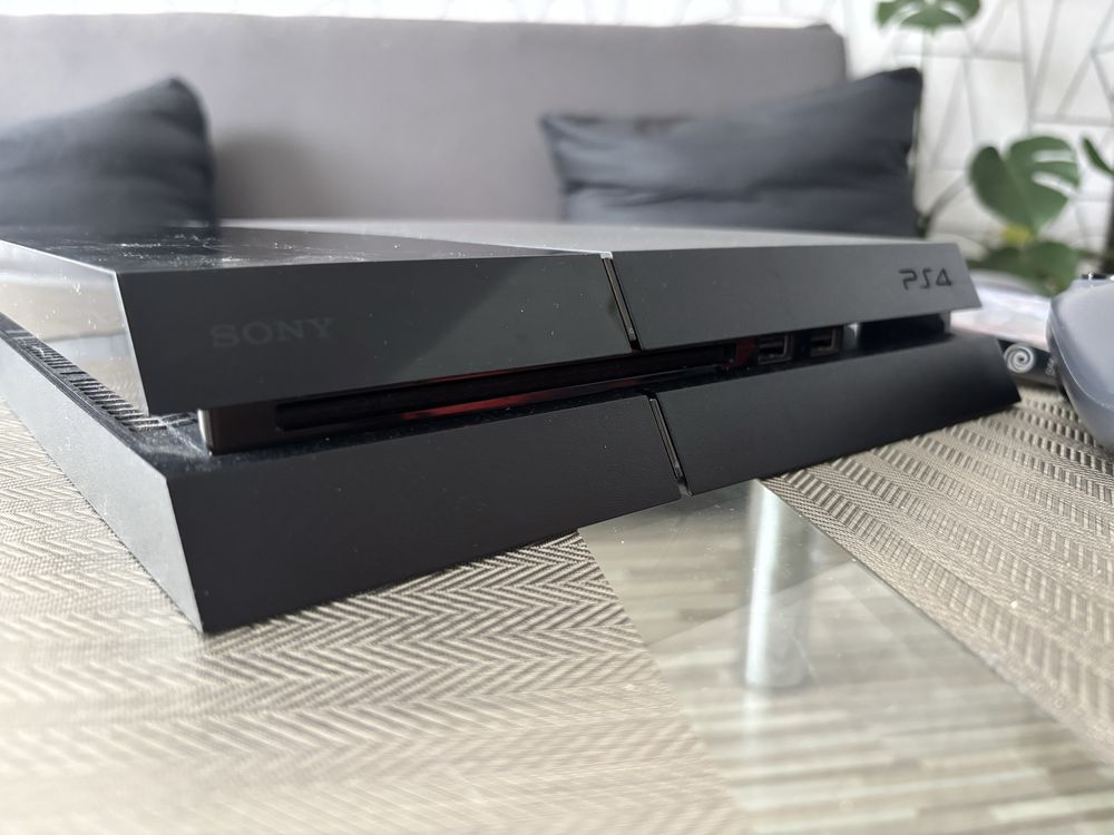 Sprzedam ps 4, 2 pady, 2 gry, 2 kable, stan sprawny
