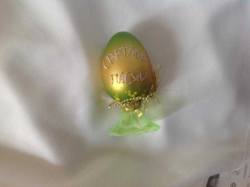 Декоративне пасхальне яйце на підставці сувенір на великдень