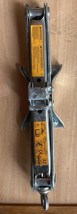 Механічний домкрат Nissan