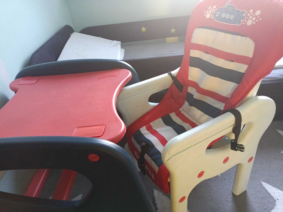 Stolik z krzesełkiem 2 w 1 czerwone dla dziecka do karmienia i zabawy