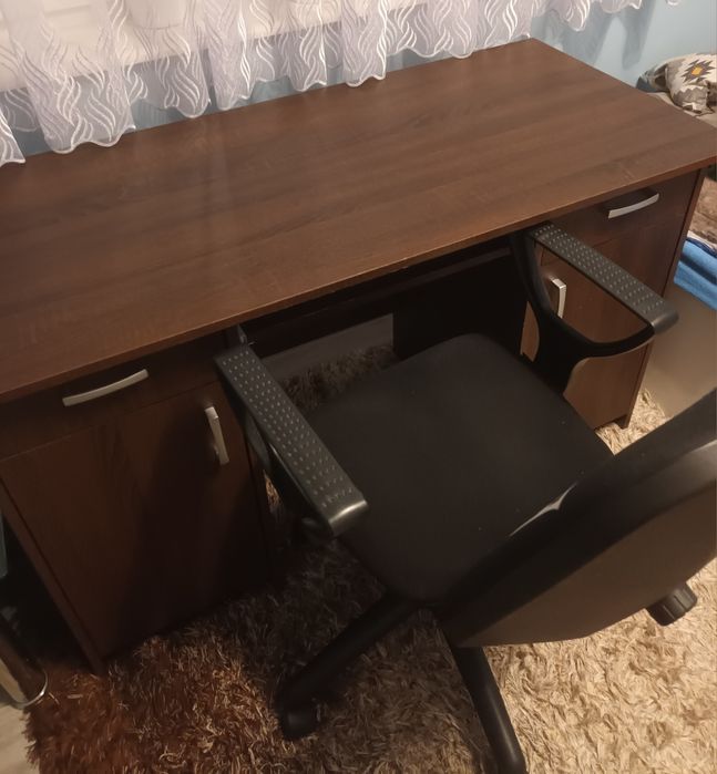 Sprzedam biurko 125×57,5 wraz z krzesłem.