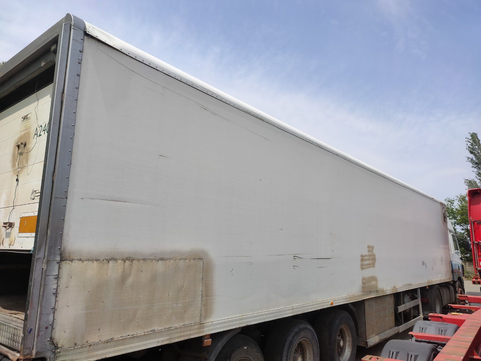 Продам полуприцеп Термо Будку   , возможно продажа по запча