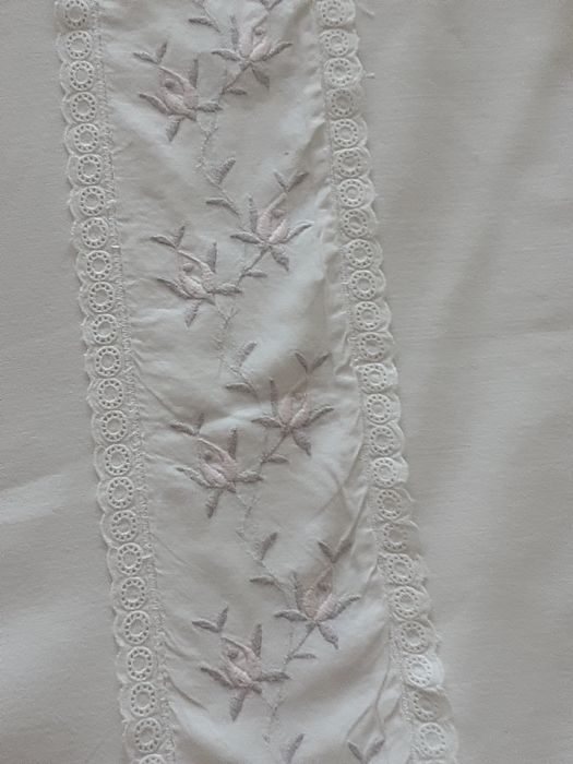 Lençóis brancos em algodão  cama de casal antiga