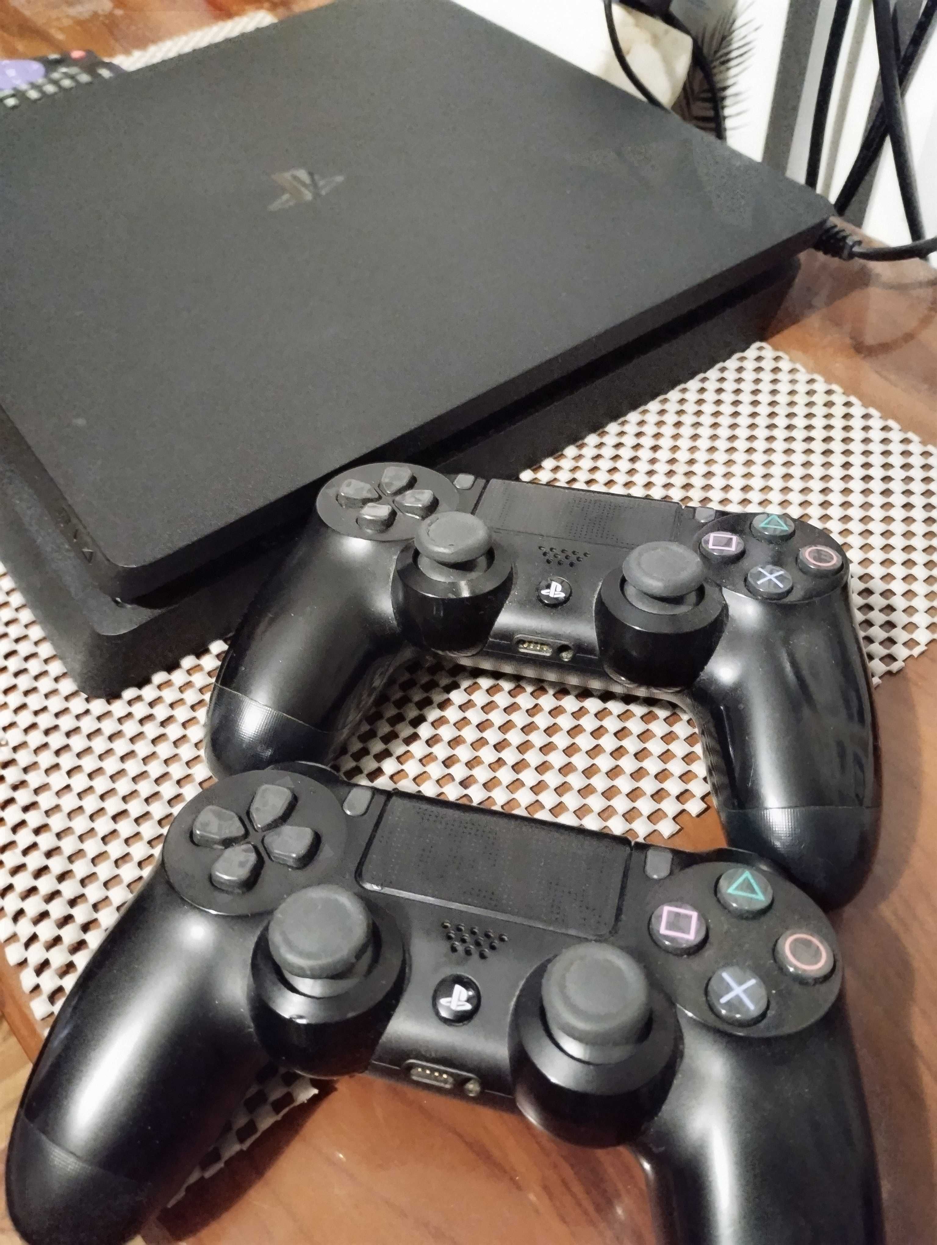 Продам Sony PS4 slim 1Тр+ 2 джойстика