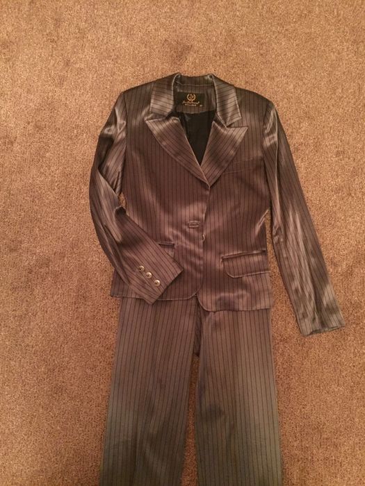 Женский костюм с шёлковой нитью белый и тёмно-серый