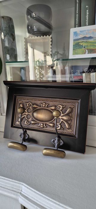 Stylizowany wieszak na ubrania