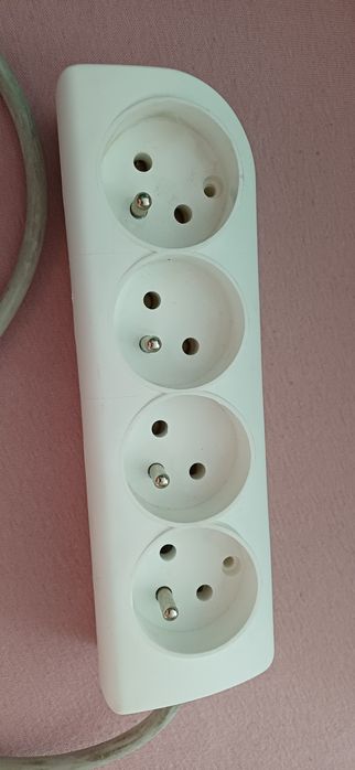 Przedłużacz z brytyjską wtyczką na 4 gniazda polskie