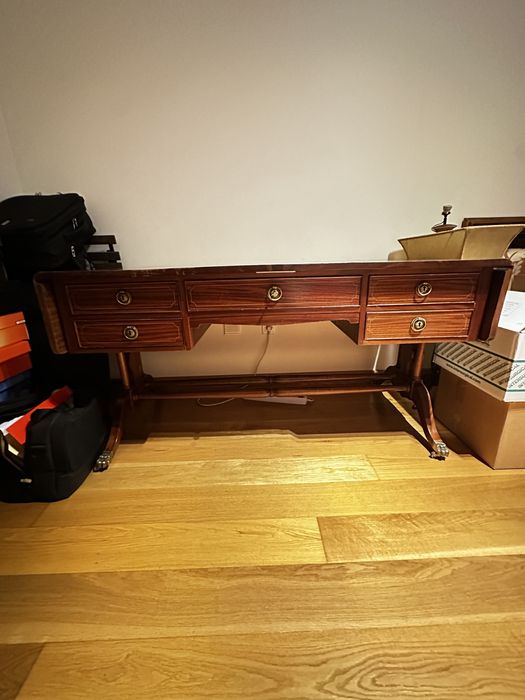 Secretária em madeira macissa, muito espaçosa com abas laterais