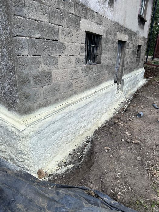 Izolacja natryskowa pianą PUR – ocieplenie poddaszy, dachów, budynków