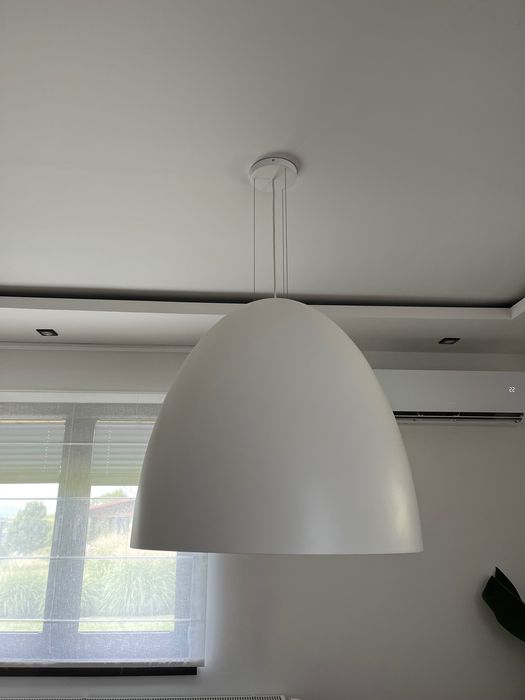 Biała duża nowoczesna lampa