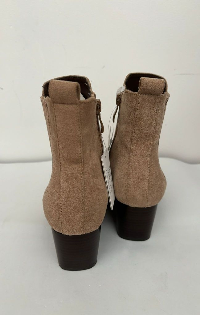 Botas bege com salto