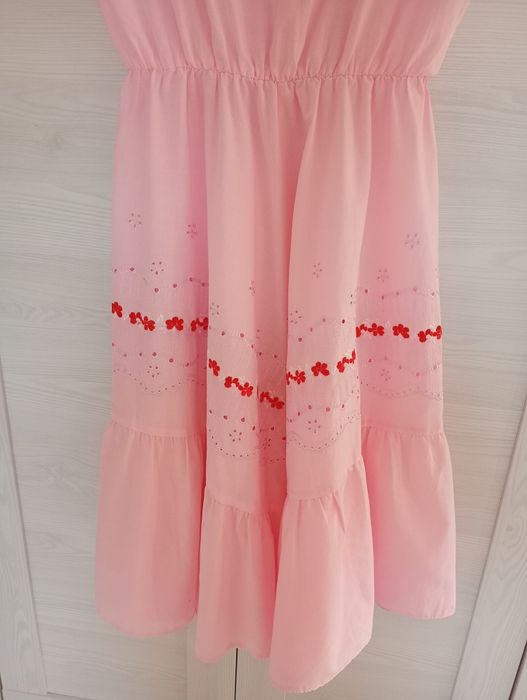 Romantyczna sukienka różowa w stylu Sanah