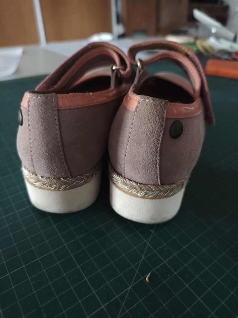 Sapatos semi-novos